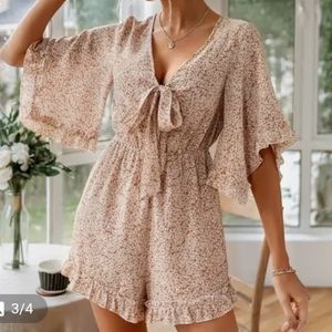 💛 Simplee Ditsy Floral Bell Sleeve Tie-Front Romper